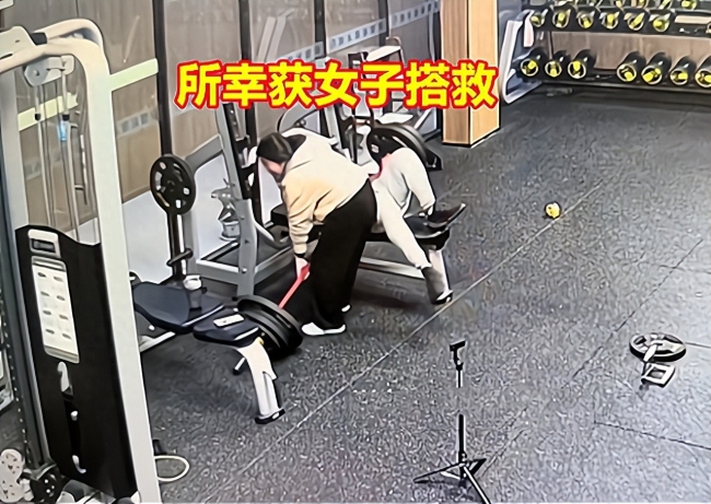 火狐电竞app首页健身教练卧推110公斤杠铃被压感到窒息时被女子救下(图3)