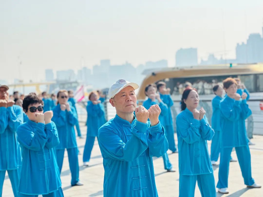 上百火狐电竞官方网站名健身气功习练者齐聚北外滩滨江火狐电竞app首页(图4)