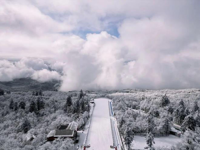 火狐电竞app首页2024年最值得期待的全民健身冰雪季活动将在峨眉山雷洞坪滑雪场举行！报名活动正在招募中(图1)